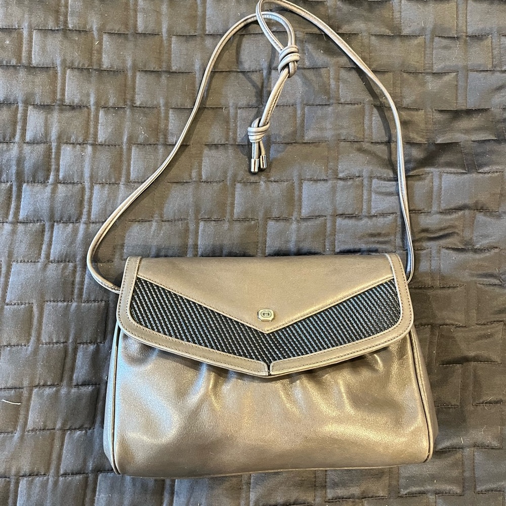 Well loved vintage Grey Gucci Shoulder Bag 24x19x6 cm